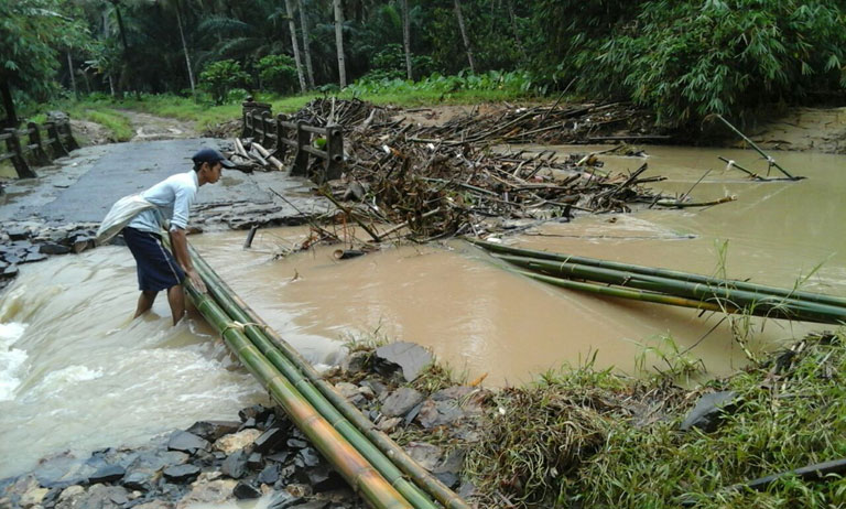 Diterjang Banjir, Jembatan Umbuljaya di Lebak Rusak Berat