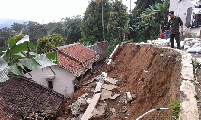 Tiga Rumah di Lebakgedong Rusak Diterjang Longsor