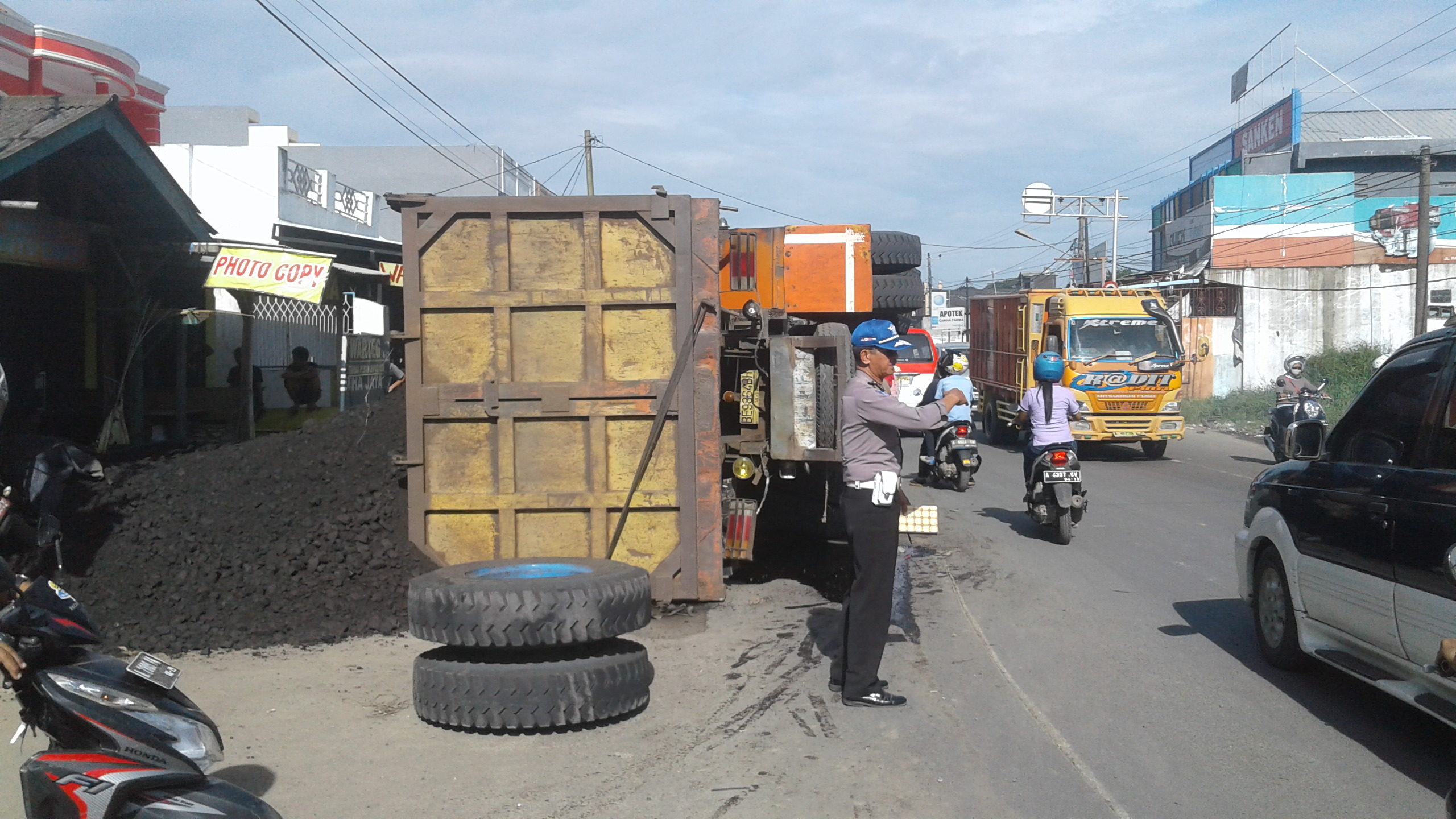 Pengendara Motor Tertimpa Truk Bermuatan Batu Bara Di Ciruas