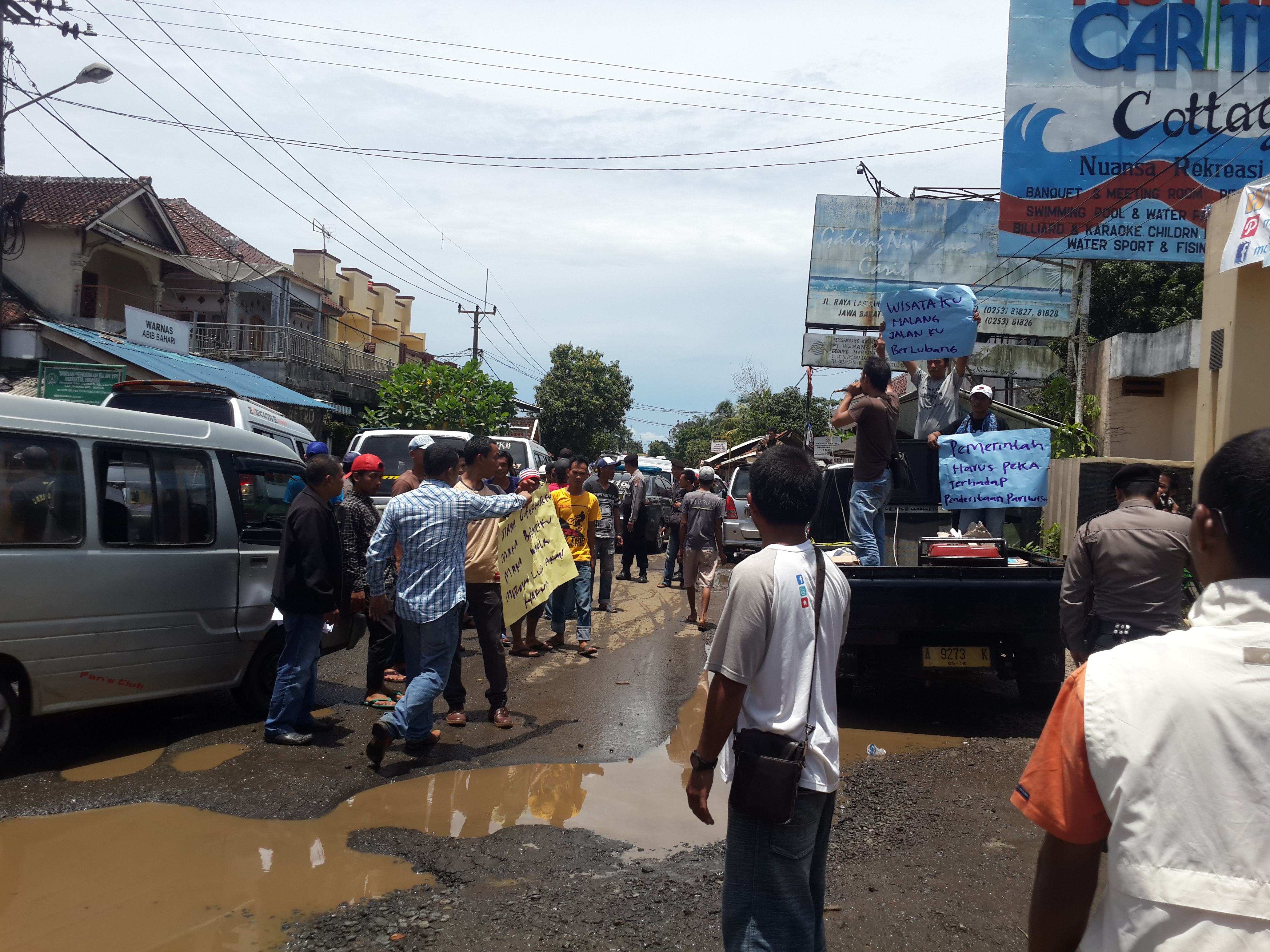 Warga Carita Blokir Jalan Carita-Labuan