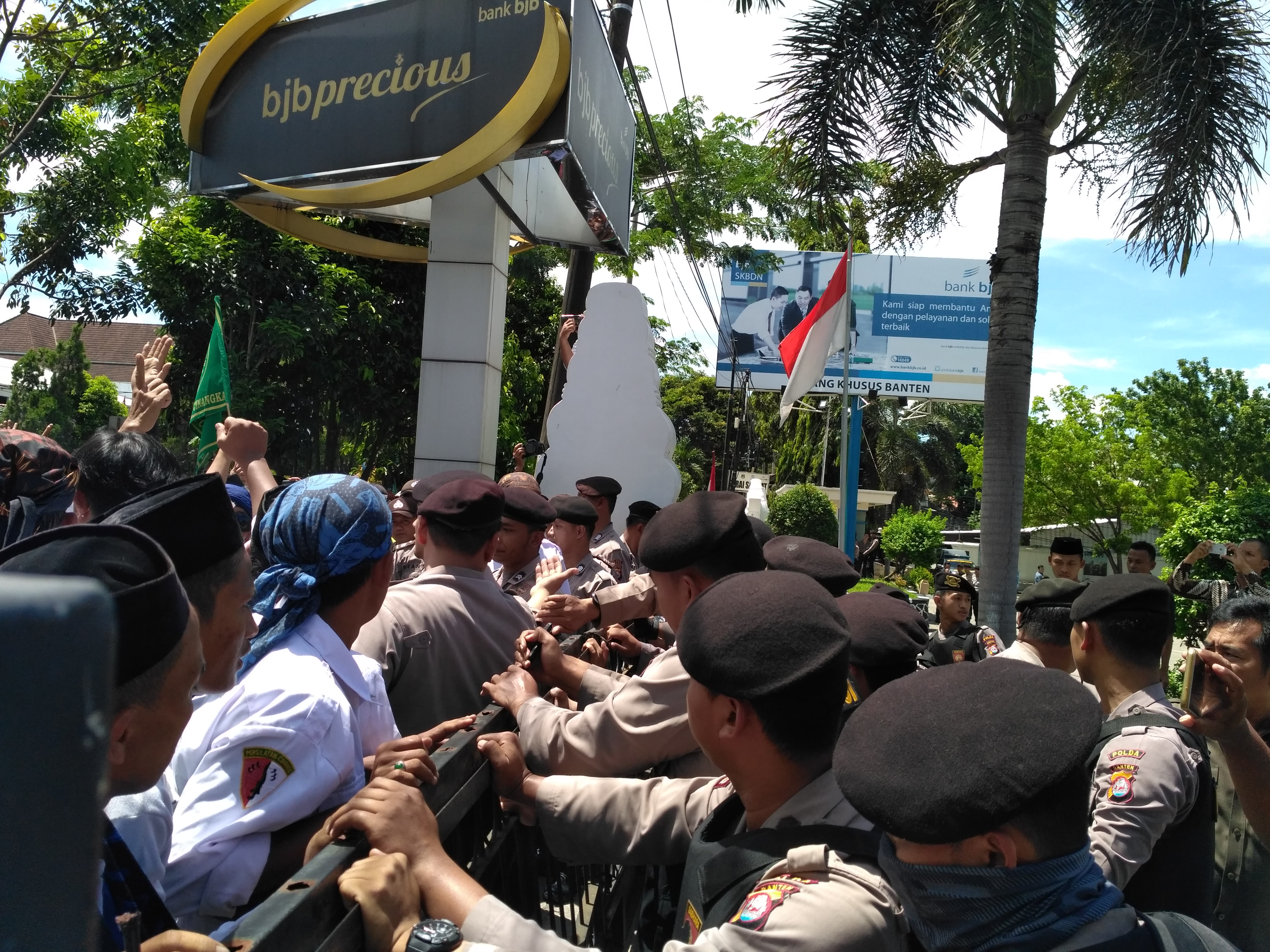 Bank BJB Kantor Cabang Khusus Banten Didemo Pendekar