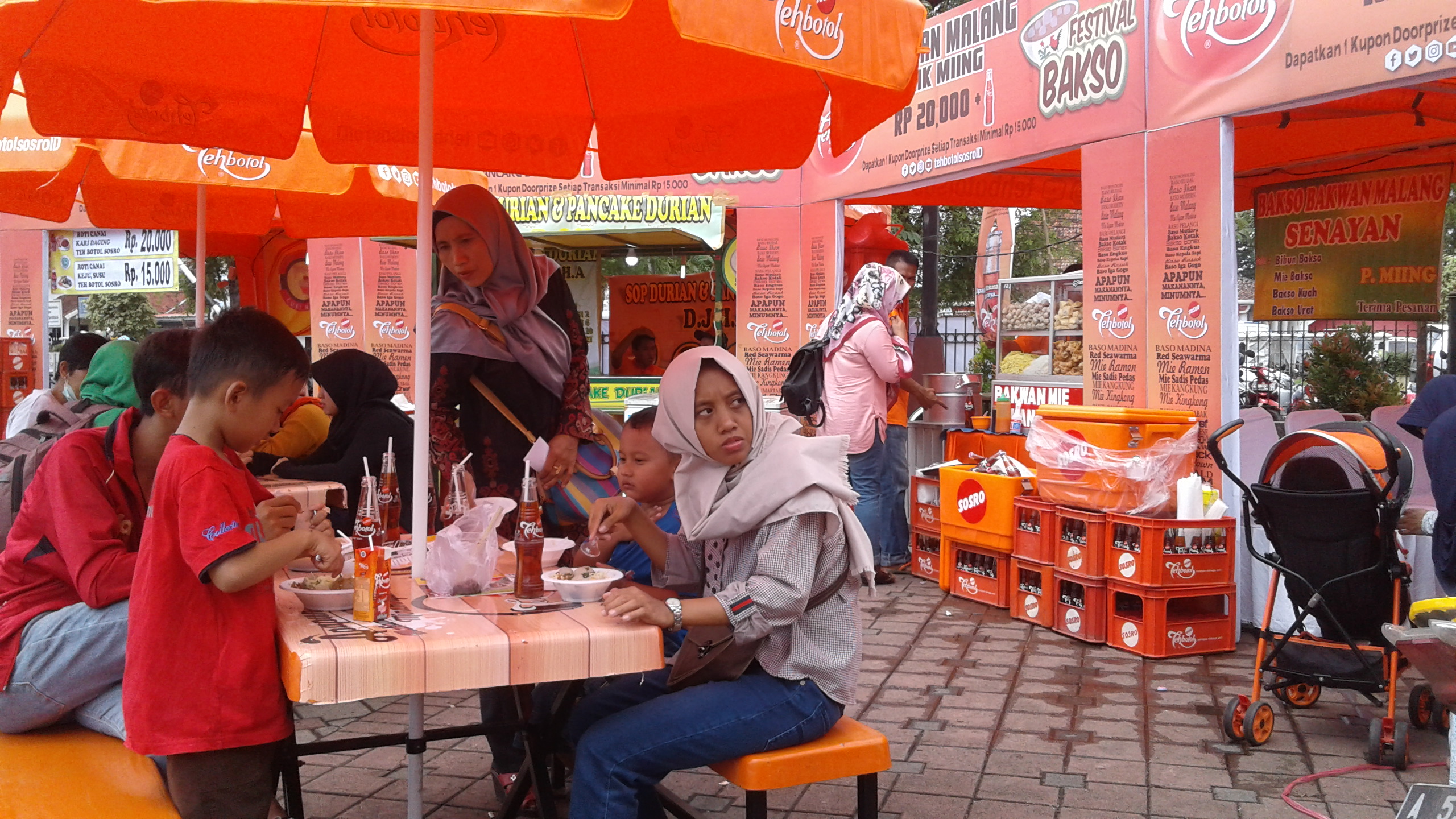 Warga Serbu Festival Kuliner Bakso di Alun-alun Barat Kota Serang
