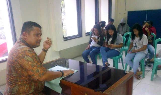 Saat Razia, Ada Anak Sekolah Satu Kamar dengan Perempuan
