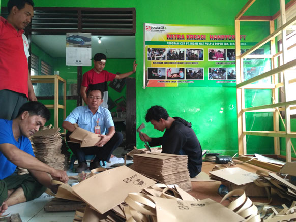 Menumpuk Rezeki dengan Kerajinan Limbah Kertas