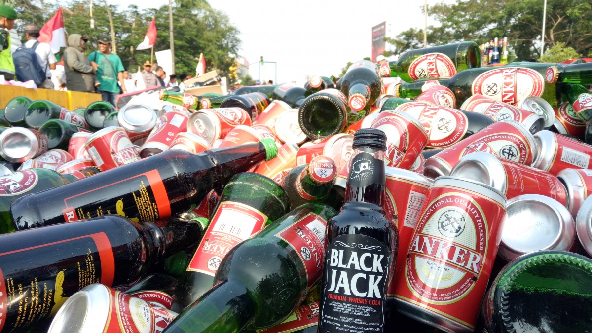 Ribuan Botol Miras Dimusnahkan