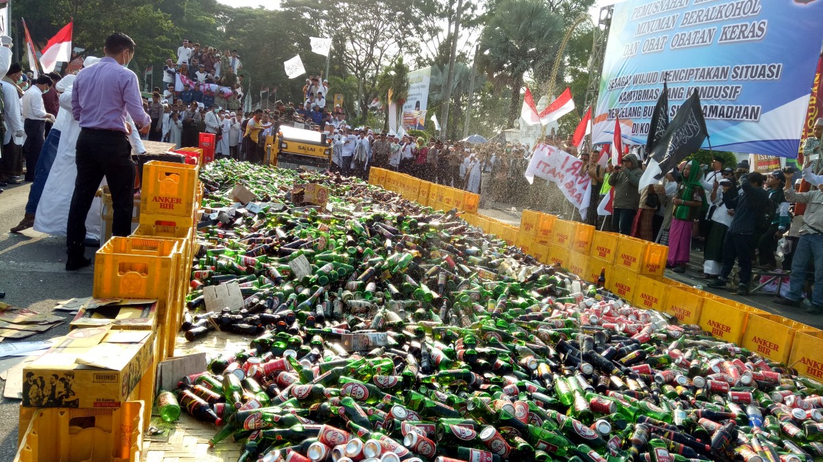 Ribuan Botol Miras Dimusnahkan