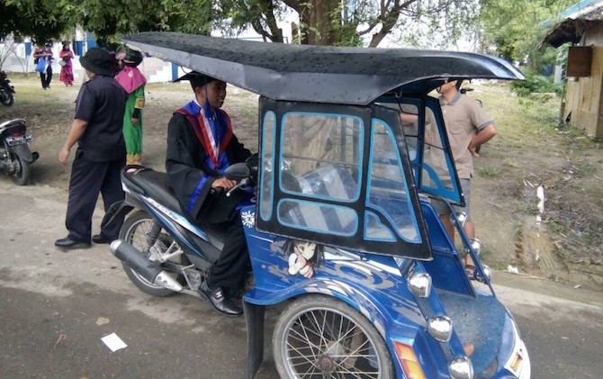 Salut! Abang Tukang Bentor Diwisuda Naik Kendaraannya