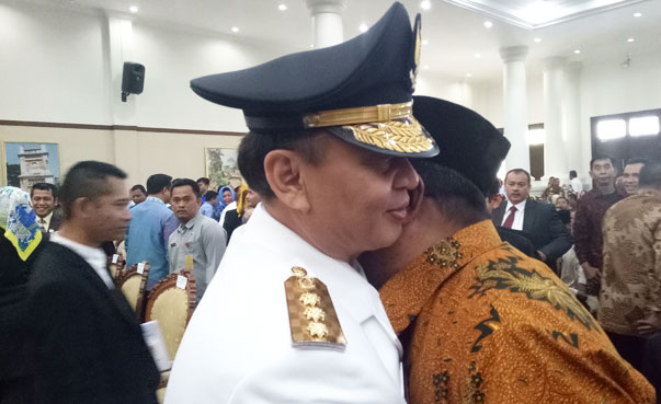 Sambil Cium Pipi, Rano Berikan Selamat Pada WH