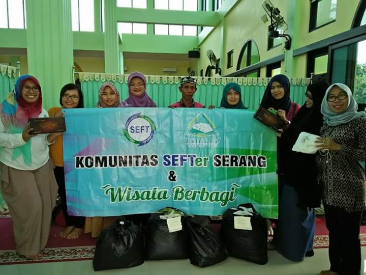Komunitas Wisata Berbagi Tebar Mukena ke Masjid