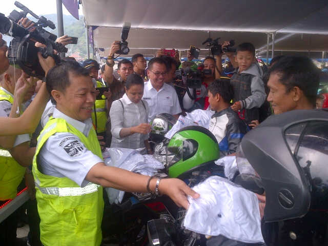 Menteri BUMN Bagi-bagi Kaos di Pelabuhan Merak