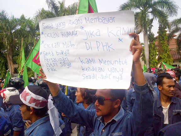 Aksi Tolak PHK, Ribuan Pekerja Indoferro Blokir Jalan Cilegon-Merak