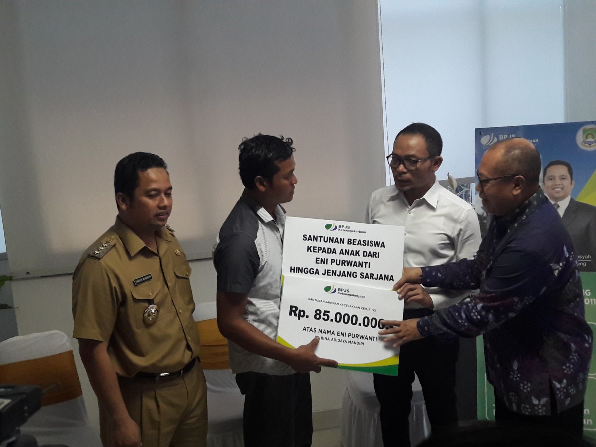 Menaker Serahkan Jaminan Kecelakaan Kerja