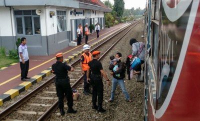 Gara-gara Bapaknya Merokok di Kereta, Satu Keluarga Akhirnya Diturunkan Paksa