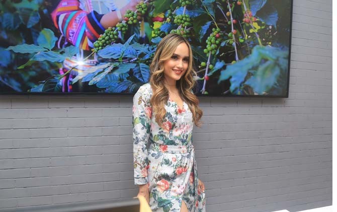 Cinta Laura Digandeng Aktor Hollywood