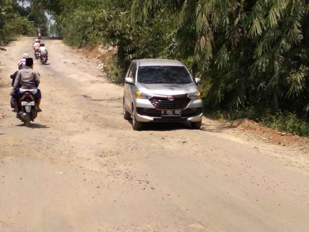Satu Tahun Lebih Jalan Kampung Sumandang Rusak
