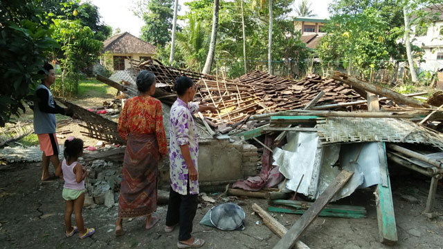 Rumah Ambruk Disapu Puting Beliung
