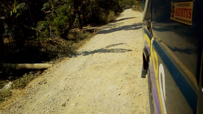 Akses Jalan Menuju TNUK Rusak Dikeluhkan Warga