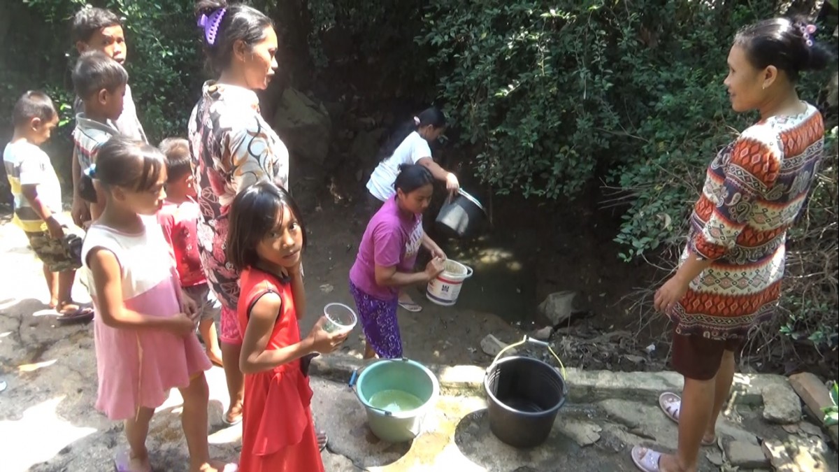 Kekeringan, Warga Lebak Masak  Air Keruh