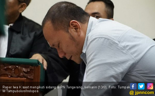 Jalani Persidangan, Iwa K Menangis