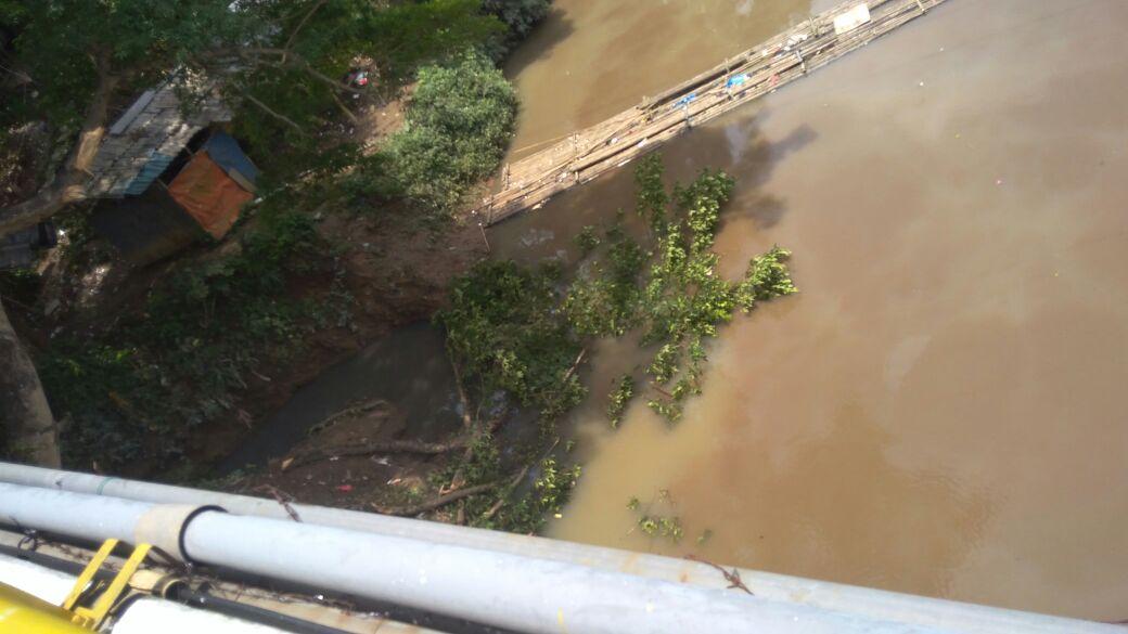 Truk Crane Nyemplung ke Sungai Cisadane