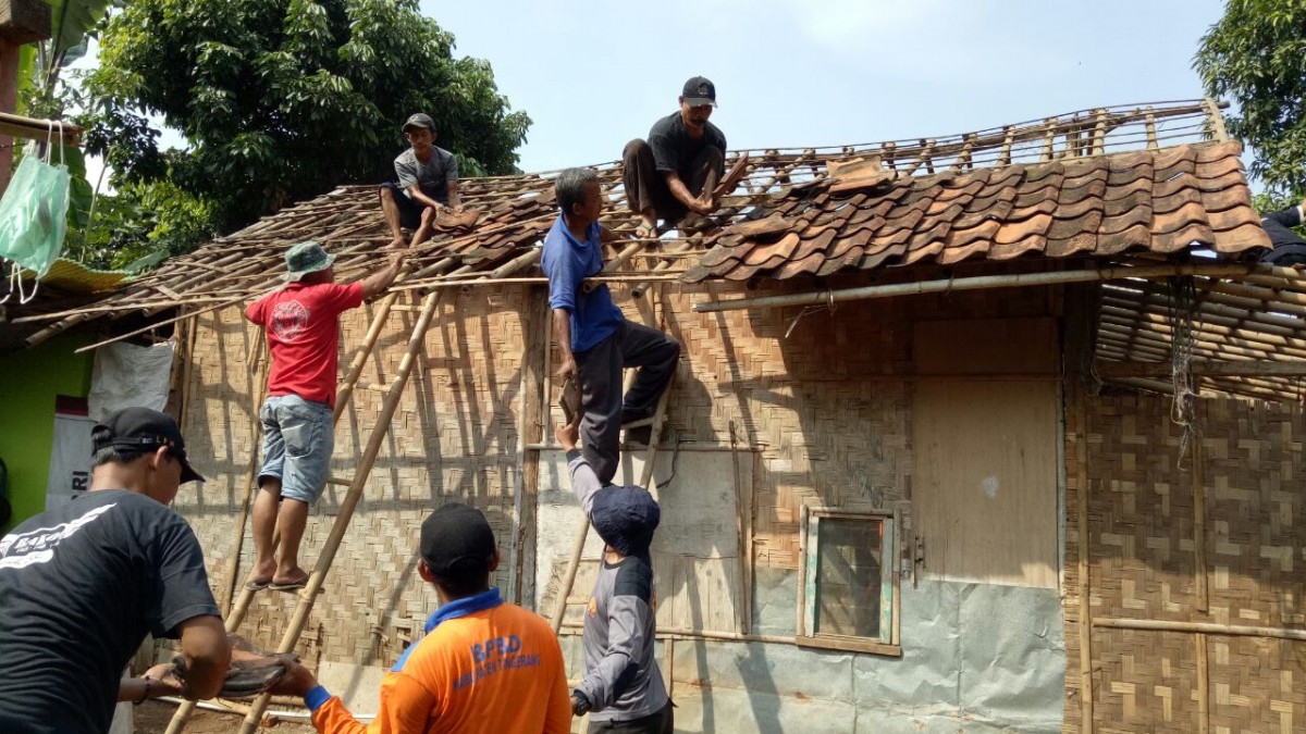 Polisi di Tangerang Bedah Rumah Lansia dari Uang Gajinya