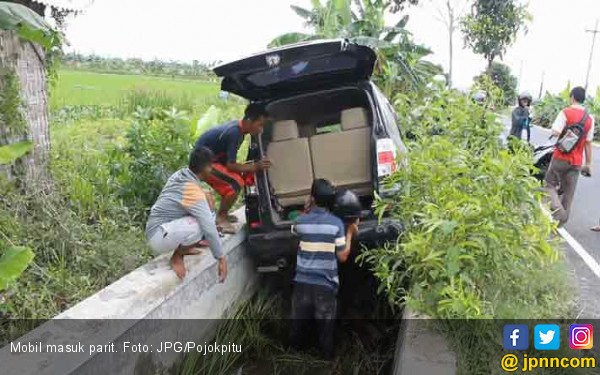 Sopir Asyik Main HP, Minibus Nyemplung ke Parit