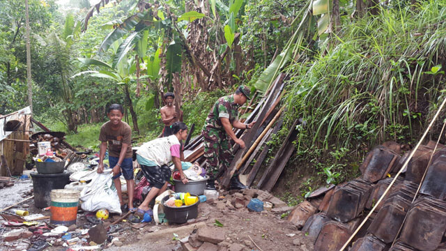 Rumah di Mancak Ambruk Akibat Angin Kencang