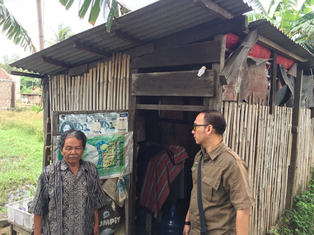 Warga Wates Telu Tinggal Sebatang Kara di Bekas Kandang Kambing