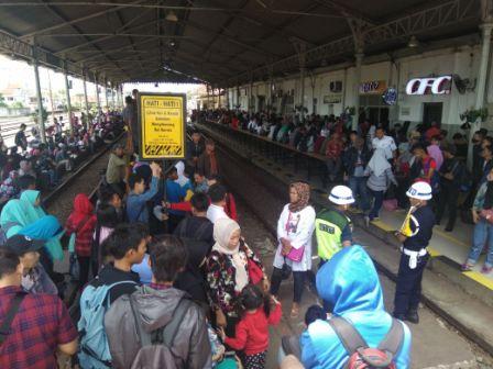 Ribuan Penumpang KRL Menumpuk di Stasiun Rangkasbitung