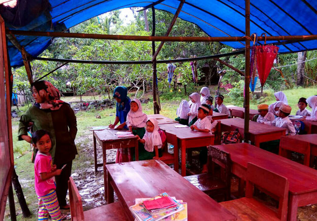 Bangunan Kelas Rusak Berat, Siswa Madrasah di Wanasalam Belajar di Tenda
