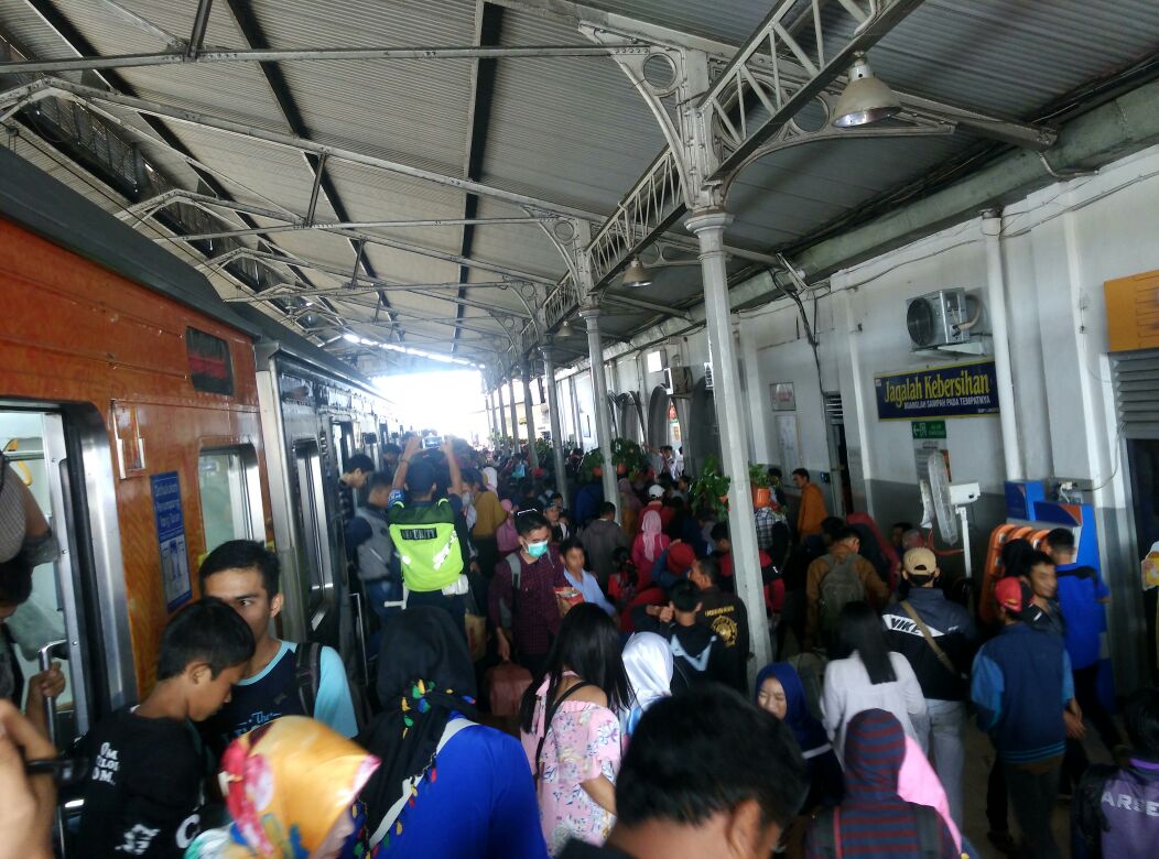 Libur Panjang, Stasiun Rangkasbitung Dipadati Penumpang