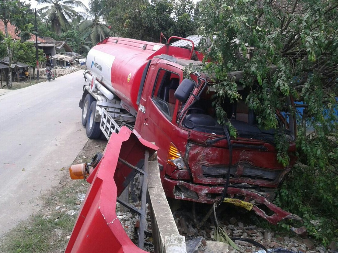 Rem Blong, Truk Tanki Pertamina Ringsek Setelah Tabrak Pagar Sekolah