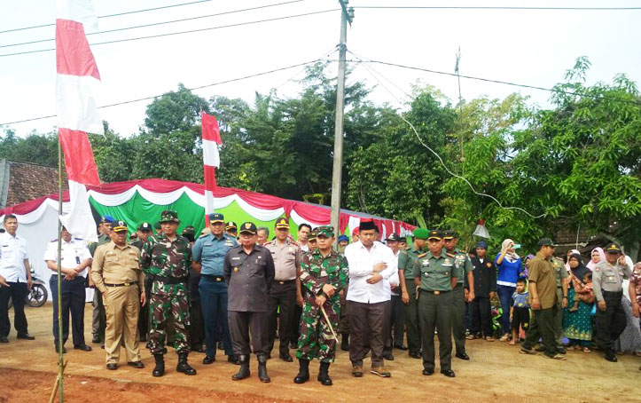 TNI Bangun Jalan Gunungkencana-Cirinten Sepanjang 5,4 Kilometer