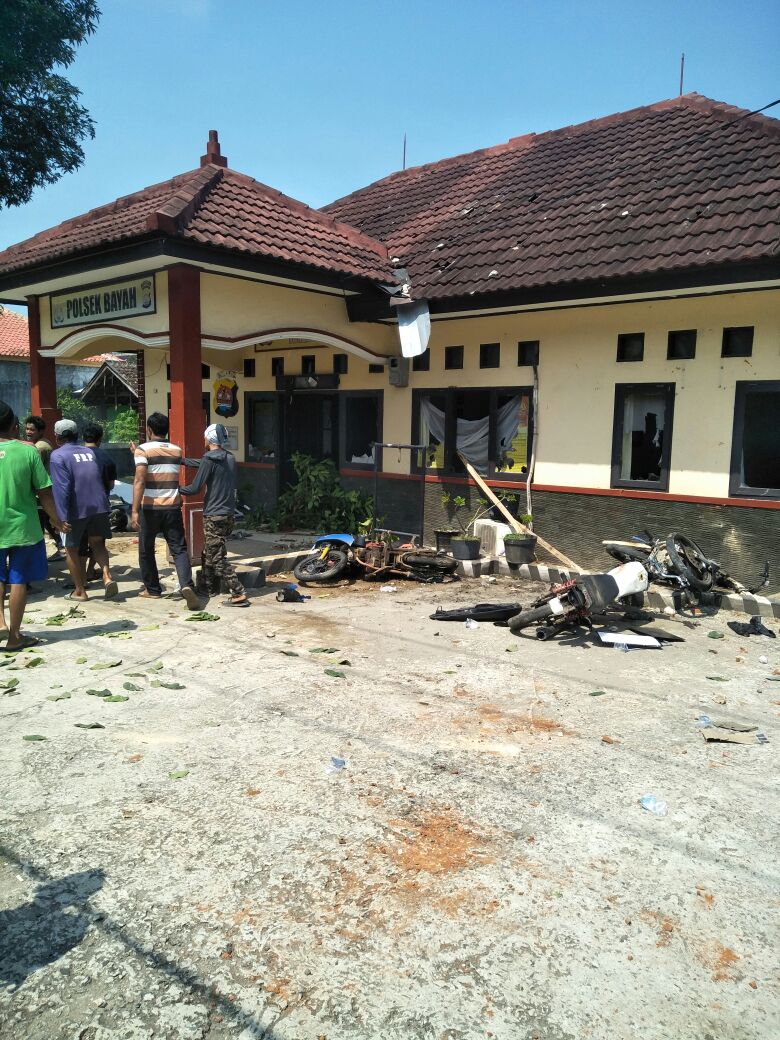 Markas Polsek Bayah Dirusak Massa