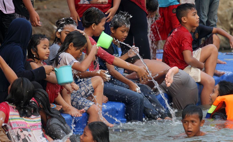 Warga Babakan Ramai-ramai Keramas di Sungai Cisadane