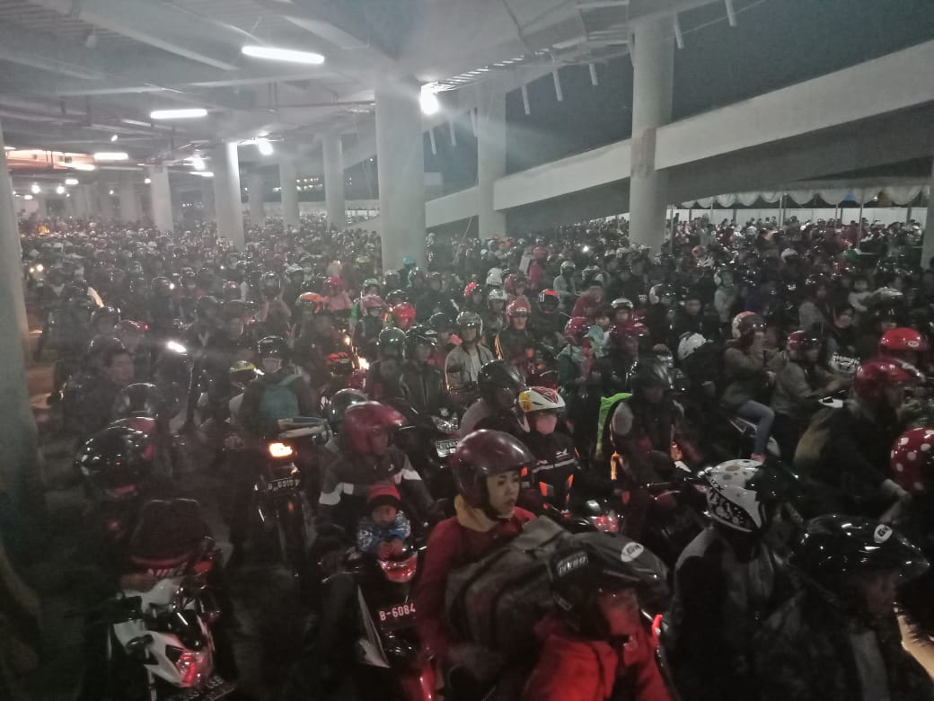 Kurang dari Satu Jam, Ribuan Motor Padati Dermaga VI Pelabuhan Merak 