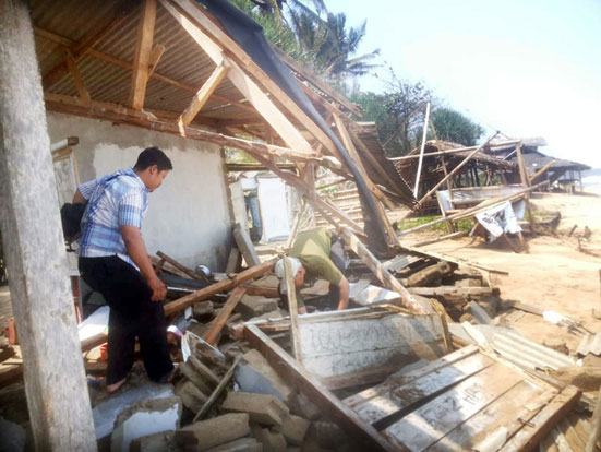 Banjir Rob Terjang Lebak Selatan, Ratusan Warung Rusak