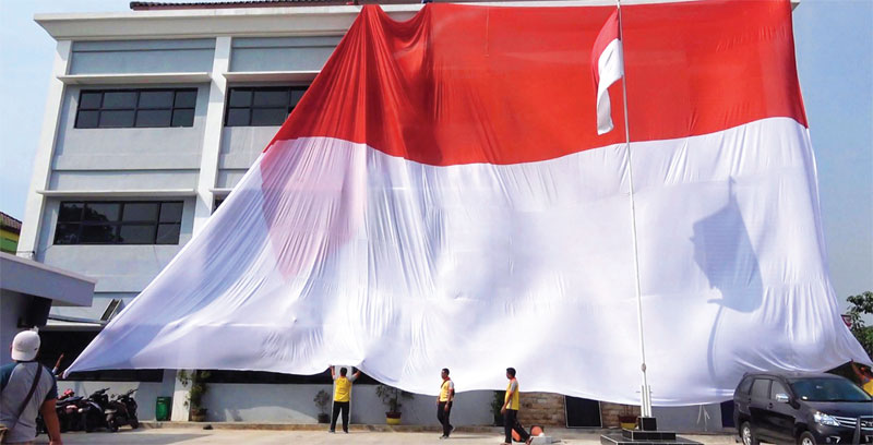 Bendera Merah Putih Raksasa Selimuti Gedung Polresta Tangerang