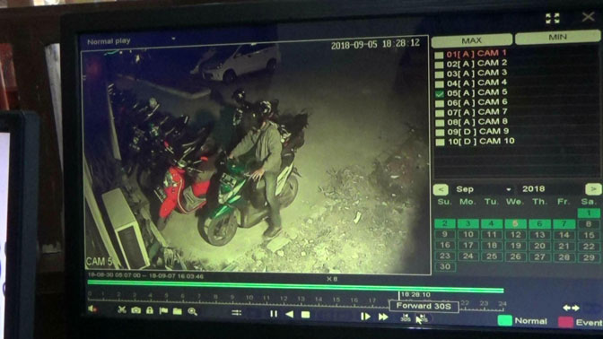 Aksi Pencurian Motor Terekam Kamera CCTV