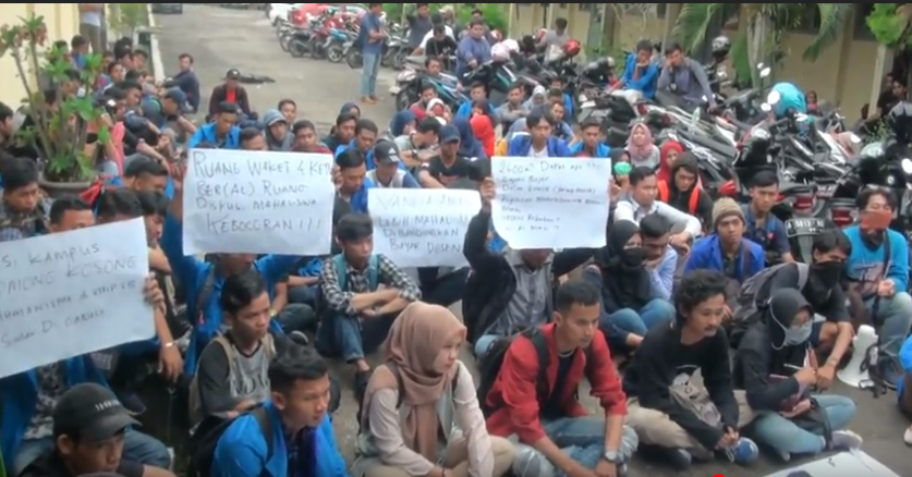 Tolak Biaya Remedial, Mahasiswa STKIP Setia Budhi Demo