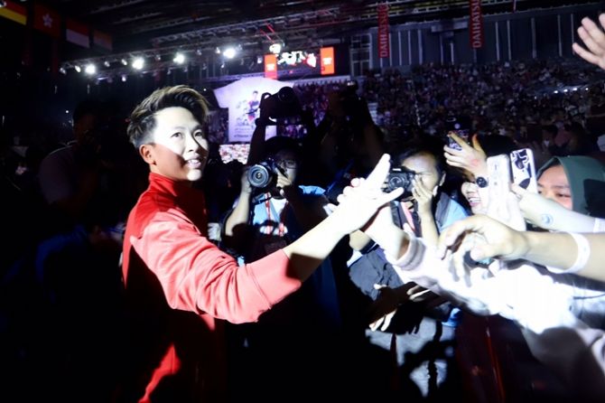 Butet Ditantang Tanding Bulu Tangkis di Dalam Pesawat