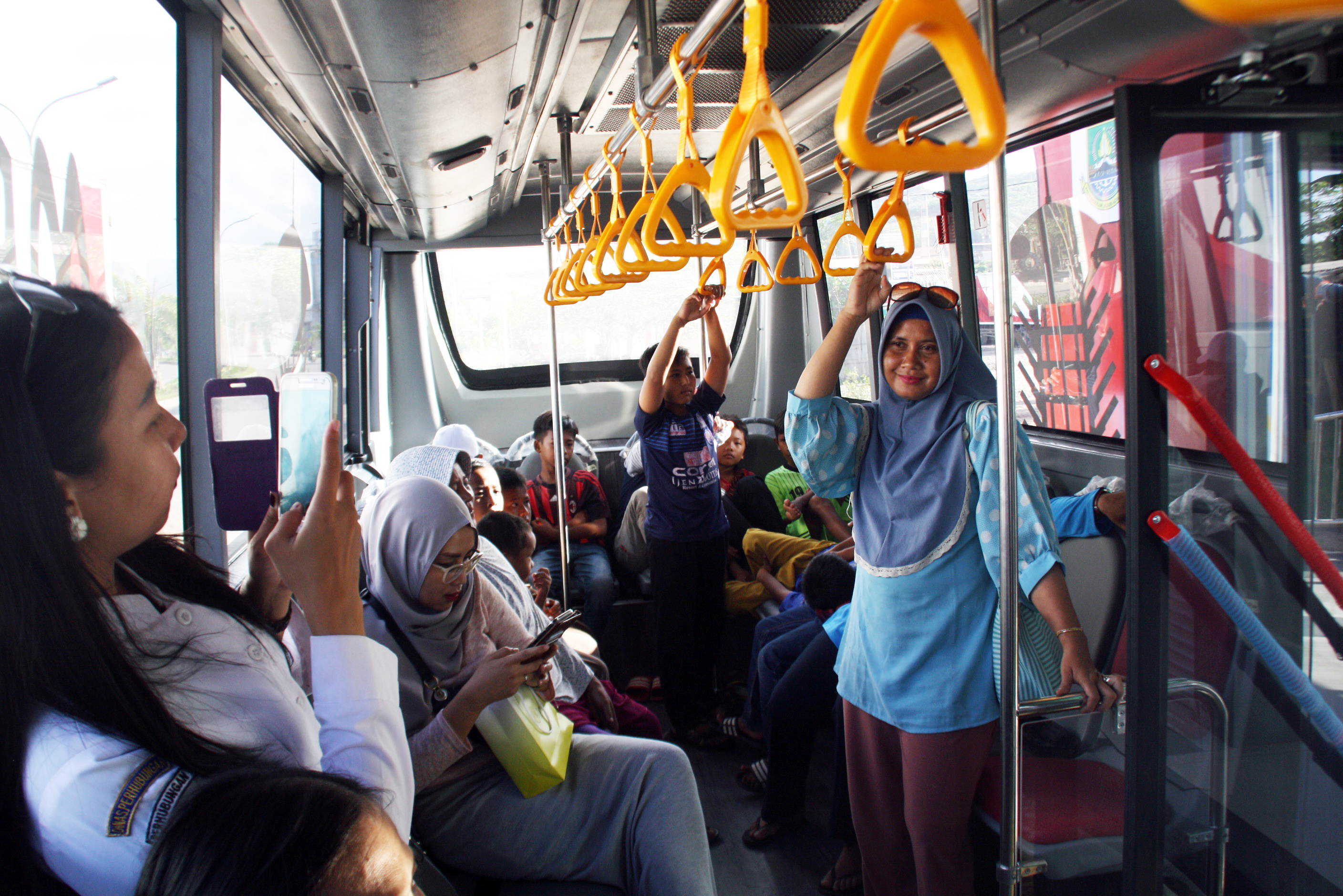 Warga Beramai-ramai Naik Trans Cilegon yang Masih Gratis
