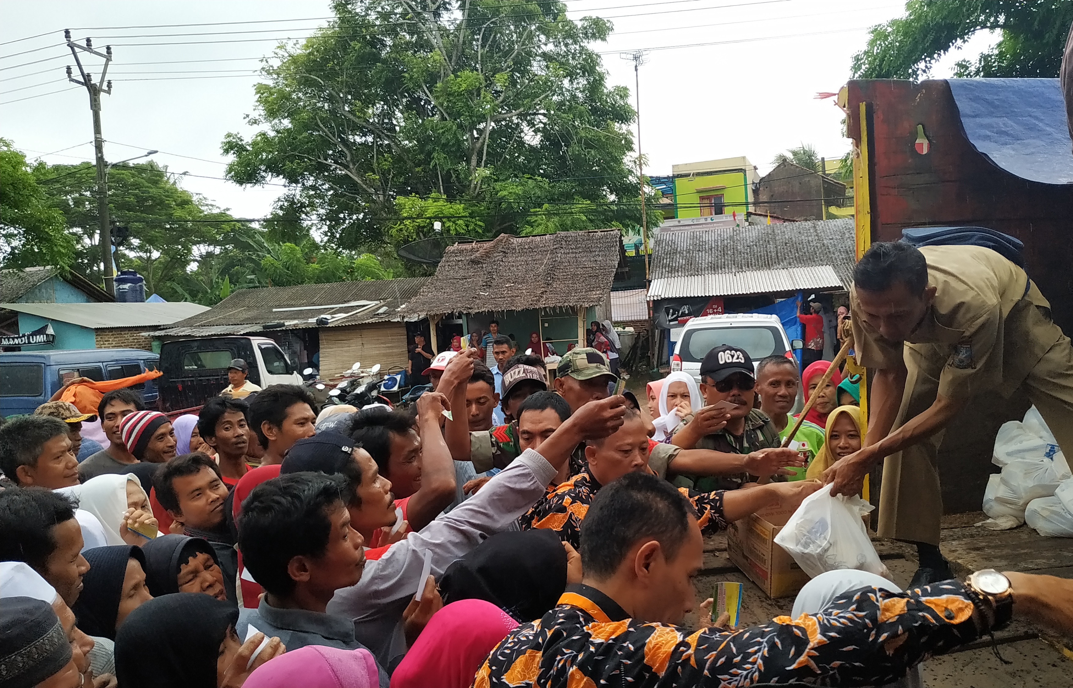 Warga Cinangka Berebut Sembako Gratis