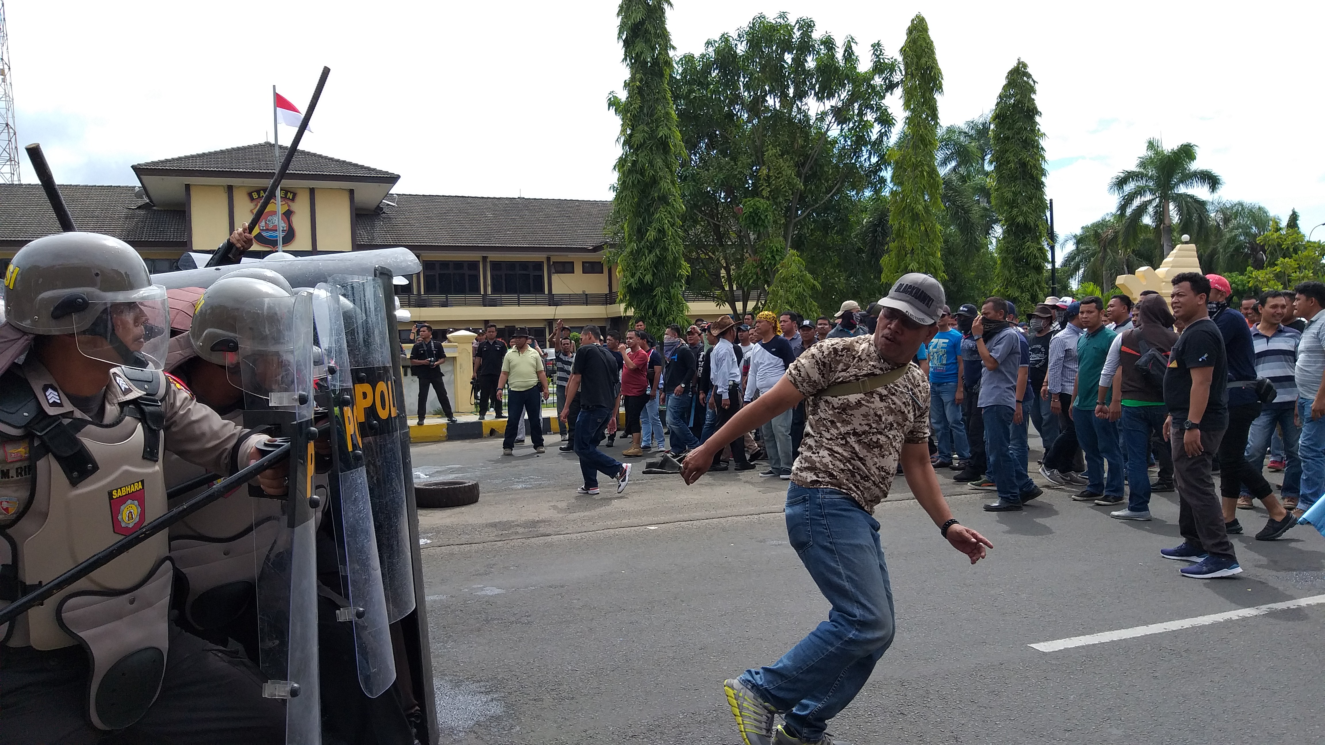 Warga Serang dan Hancurkan TPS