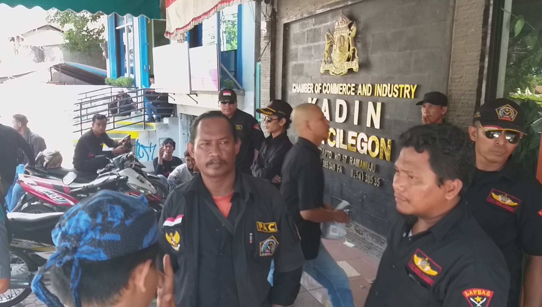 Ada Isu Mau Didemo, Kantor Kadin Cilegon Dijaga Puluhan Pendekar