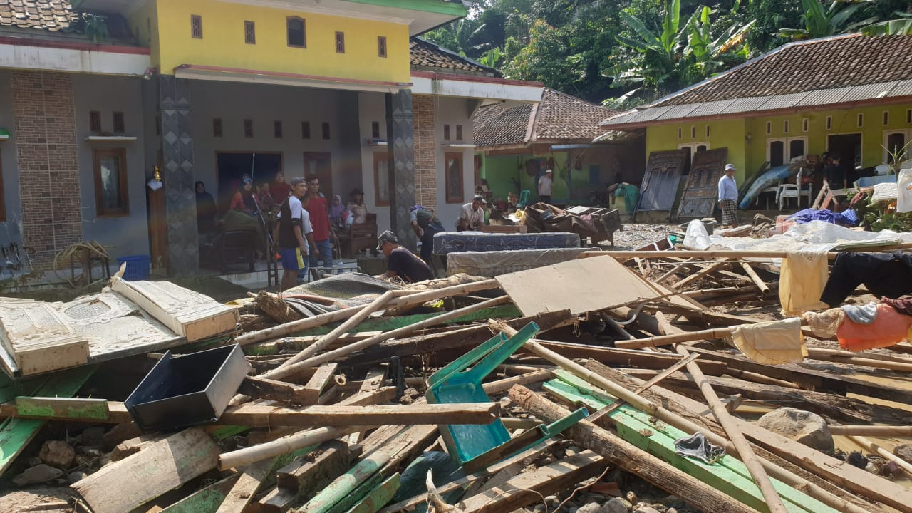 Bantuan untuk Korban Banjir Bandang di Lebak Berdatangan