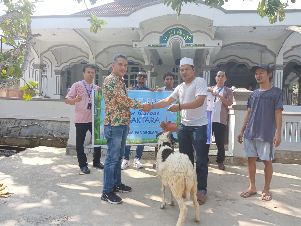 FIFGROUP Pandeglang Salurkan Kurban untuk Warga