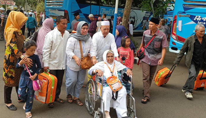 Isak Tangis Sambut Kedatangan Jamaah Haji