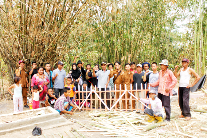 Pagar Bambu dan Pot Bunga di Kampung Buah
