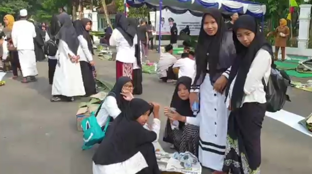 Hari Santri, Bupati Lebak dan Ribuan Santri Makan Nasi Liwet